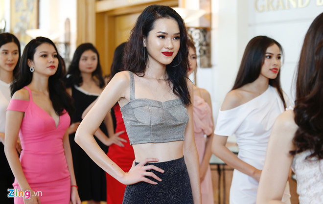 Sau vòng sơ khảo miền Nam, Hoa hậu Hoàn vũ Việt Nam 2019 tiếp tục tìm kiếm thí sinh ở Hà Nội. Các cô gái có mặt từ sớm để ghi danh, đa số lựa chọn đầm dạ hội, váy ôm sát để khoe vóc dáng. Trong ngày thi đầu tiên, đàn thí sinh sẽ trải qua vòng đo nhân trắc học, trình diễn bikini, gặp gỡ giám khảo.