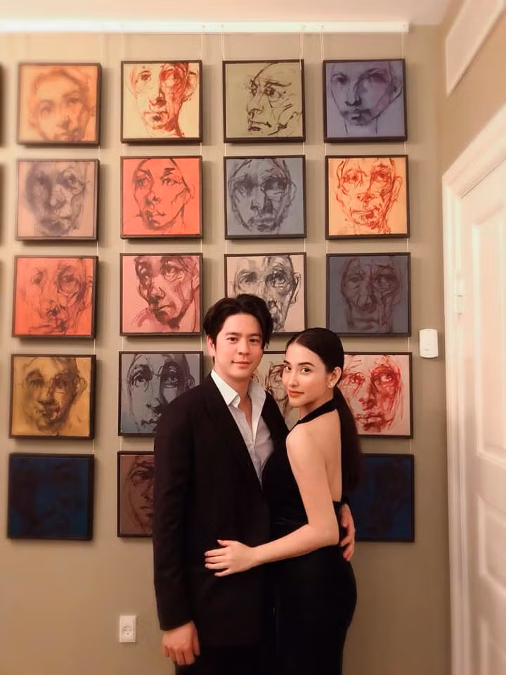 Mới đây nhất, Mai Hồ hiếm hoi khoe ảnh tình tứ bên chồng, kèm theo chú thích: "Trốn con làm vợ chồng son". Nhiều bạn bè, người hâm mộ dành lời khen cho cặp vợ chồng trai tài gái sắc. Vóc dáng gợi cảm của nữ diễn viên sinh năm 1987 cũng thu hút người nhìn.