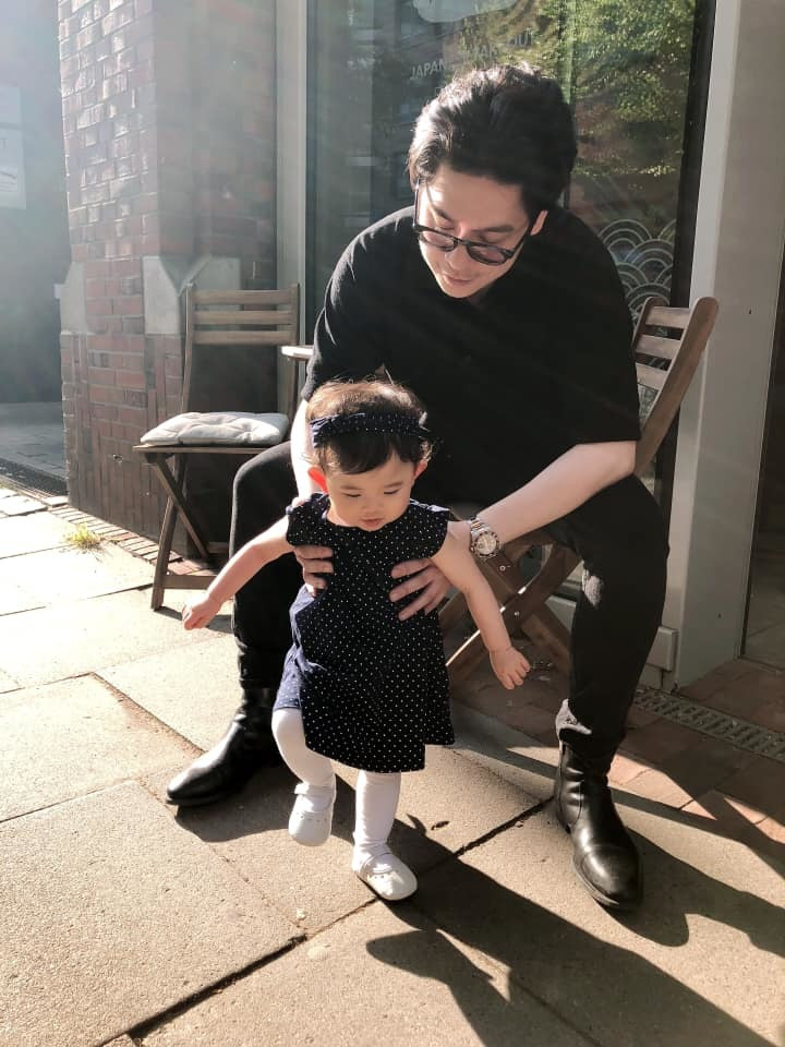 "Tôi yêu anh bởi anh là mẫu đàn ông nói ít, làm nhiều. Những người đàn ông như thế luôn đem lại cho phụ nữ sự chân thật, họ sẵn sàng làm những điều tốt nhất cho đối phương chứ không phải nói suông", cô nói.