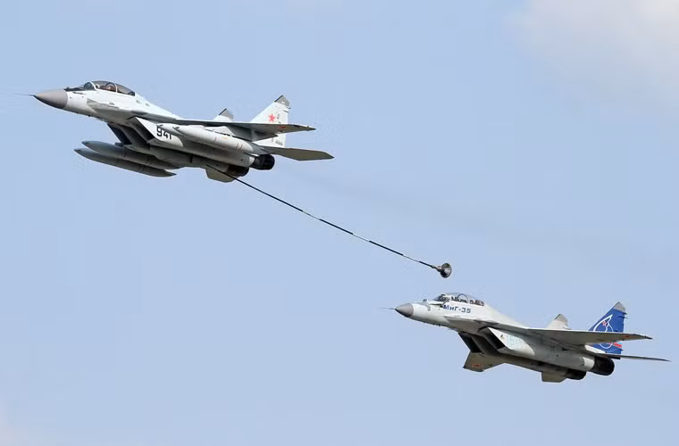 Đặc biệt, MiG-29K/KUB có thể là tiêm kích hạm đầu tiên của Nga trang bị hệ thống tiếp tiếp nhiên liệu UPAZ cho phép nó thực hiện vai trò tiếp nhiên liệu trên không (cho máy bay bạn) khi cần. Đây là tính năng mà các máy bay tiêm kích hạm Mỹ đã sở hữu từ lâu. Trong ảnh là tiêm kích hạm MiG-29KUB đang thực hiện việc tiếp nhiên liệu cho chiếc MiG-35. Nguồn ảnh: Wiki