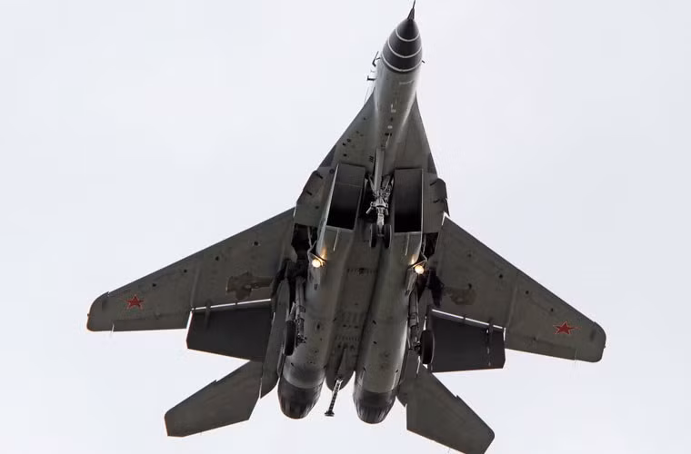 Về trang bị vũ khí, MiG-29K thiết kế với pháo 30mm (cơ số 100 viên đạn) trong thân và 8 giá treo trên cánh và thân mang tới 5,5 tấn vũ khí tấn công đối không, đối đất và đối hải. Nguồn ảnh: Wiki