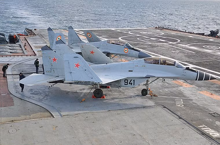 Cuối những năm 1980, MiG-29K đã thua Su-33 trong cuộc tranh đua để được chọn làm tiêm kích hạm trên tàu sân bay Kuznetsov. Nhưng bây giờ, khi Su-33 đã già nua và chuẩn bị hết hạn sử dụng, chính MiG-29K lại được Không quân Nga chọn để thay thế lại Su-33. Trong các cuộc thử nghiệm, tiêm kích MiG-29K có thể cất cánh tốt trên đường băng 195m và 95m trên tàu sân bay Kuznetsov. Nguồn ảnh: Wiki