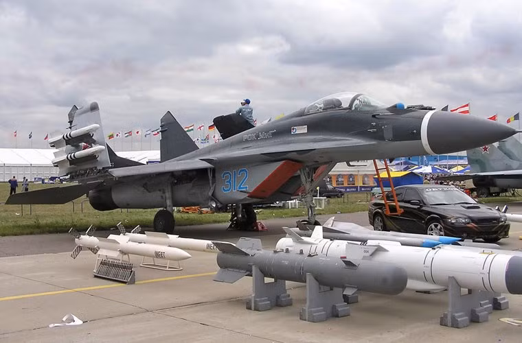 MiG-29K mang hầu hết các loại vũ khí đối không, đối đất, đối hải có trong trang bị của Quân đội Nga hiện nay. Trong tác chiến chống tàu mặt nước, MiG-29K mang được 2 loại tên lửa chống tàu gồm: loại siêu thanh Kh-31A đạt tầm bắn 70km và loại cận âm Kh-35 đạt tầm bắn 130km. Nguồn ảnh: Wiki
