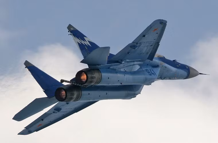 MiG-29K/KUB trang bị 2 động cơ tuốc bin phản lực cánh quạt đẩy RD-33MK cung cấp lực đẩy 88,2kN/chiếc, tuổi thọ 4.000 giờ. Nó cho phép máy bay đạt tốc độ tối đa tới 2.200km/h ở trần bay cao hoặc 1.400km/h ở trần bay thấp, bán kính chiến đấu 850km, trần bay 17,5km, vận tốc leo cao 330m/s. Nguồn ảnh: Wiki