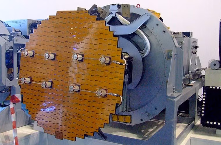 Về hệ thống radar điều khiển hỏa lực, MiG-29K có thể trang bị hệ thống radar Zhuk-ME có thể phát hiện mục tiêu diên tích phản hồi radar (RCS) 5m2 ở cách 120km, bắt bám cùng lúc 10 mục tiêu và dẫn tên lửa diệt 4 trong số đó đồng thời. Trong chế độ không đối hải, radar có thể phát hiện tàu khu trục cách xa tới 300km. Ngoài radar, MiG-29K còn có hệ thống trinh sát quang điện tử để tìm và bám mục tiêu bằng tia hồng ngoại. Nguồn ảnh: Wiki