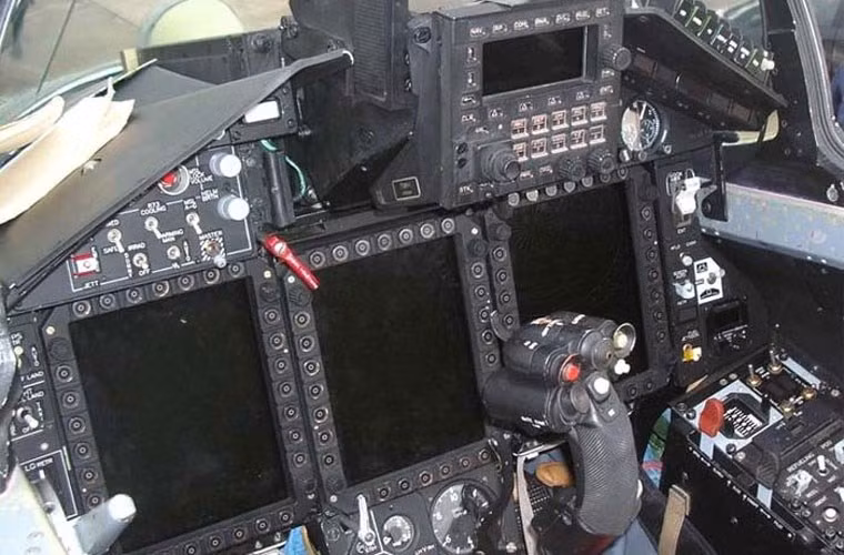 Buồng lái MiG-29K thiết kế hiện đại với 3 màn hình màu hiển thị đa năng (hoặc 7 màn hình với biến thể huấn luyện MiG-29KUB). Phi công cũng được trang bị mũ bay tích hợp hệ thống hiển thị mục tiêu trên kính mũ. Nguồn ảnh: Wiki