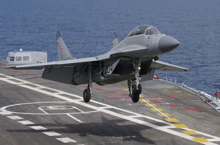 Theo nhà thiết kế, MiG-29K trang bị vật liệu hấp thụ sóng radar cho phép nó có khả năng tàng hình nhẹ nhằm tăng khả năng sống sót khi tác chiến. Lớp phủ đặc biệt trên thân máy bay được đánh giá giúp giảm tín hiệu phản xạ sóng radar từ 4-5 lần nhờ hấp thụ 98,99% sóng radar so với MiG-29 đời đầu. Nguồn ảnh: Wiki