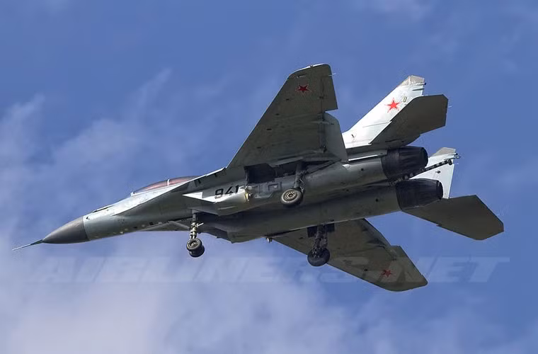 Tiêm kích hạm MiG-29K thiết kế với buồng lái một chỗ ngồi (hoặc 2 chỗ ngồi với biến thể huấn luyện MiG-29KUB), có chiều dài 17,3m, cao 4,4m, sải cánh 11,99m, trọng lượng cất cánh tối đa 24,5 tấn. Nguồn: Airlines.net