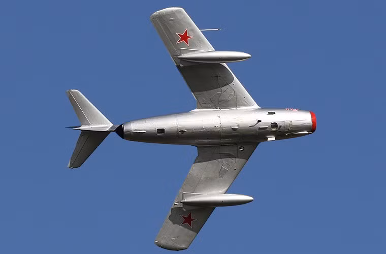 MiG-15 hay MiG-15UTI đều đạt trần bay tối đa 15.500m, bán kính tác chiến 600km, tốc độ leo cao 51,2m/s ở độ cao thấp. Tuy nhiên, càng lên cao thì càng giảm, 21m/s ở trần bay 10.000m, thời gian ở độ cao lớn chỉ là 5,2 phút với 10.000m.