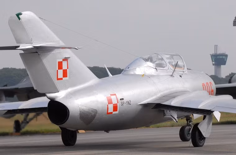 MiG-15UTI trang bị động cơ phản lực Klimov VK-1 cung cấp lực đẩy 26,5kN cho tốc độ bay tối đa 1.059km/h ở trần bay thấp.