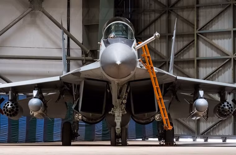 Nếu tiêm kích hạm MiG-29K được triển khai cùng tàu sân bay Kuznetsov tới Syria thì đây sẽ là trận chiến đầu tiên của một trong những phiên bản mới nhất của dòng máy bay MiG-29 nổi tiếng.