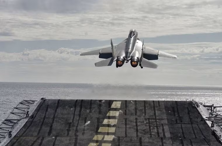 Đáp ứng yêu cầu hoạt động trên tàu sân bay, khung thân máy bay và bộ phận hạ cánh MiG-29K đã được gia cố, cánh máy bay có thể gấp gọn. Trong ảnh là MiG-29K cất cánh thử nghiệm trên boong phóng tàu sân bay INS Vikramaditya.