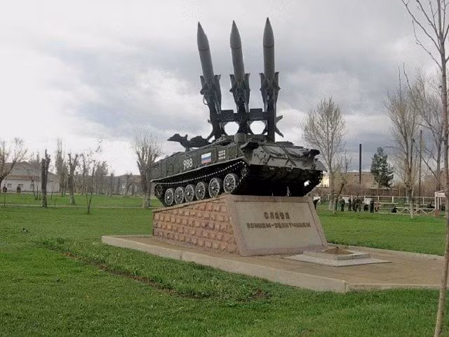 Dưới thời Liên Xô, đây là nơi đóng quân của Sư đoàn súng trường mô tô 127 thuộc Quân đoàn cận vệ số 7, Hồng quân Liên Xô. Kể từ giữa những năm 1990, các đơn vị đóng quân tại căn cứ này liên tục thay đổi. Phải tới đầu năm 2005, thì nơi đây mới dần ổn định lại với quân số thường trực (của Quân đội Nga) là 3.000 người, trang bị nhiều hệ thống vũ khí cơ giới hạng nặng.