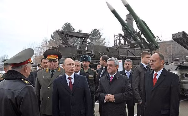 Căn cứ quân sự Nga ở Armenia còn có sự hiện diện của các tổ hợp tên lửa phòng không tầm trung Buk-M1. Ảnh: Tổng thống Putin trong chuyến thăm căn cứ 102.