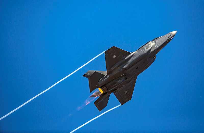 Một số chuyên gia cho rằng, Mỹ hiện muốn thay thế phần lớn máy bay thế hệ 4 của họ bằng máy bay chiến đấu F-35; việc này đồng thời cũng kích thích các quốc gia khác trên thế giới tin tưởng mua sắm loại máy bay này; như vậy F-35 sẽ trở thành loại máy bay chiến đấu phổ biến nhất trên thế giới.