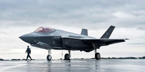 Theo "tiêu chuẩn" của Mỹ, quốc gia nào đã "trót" mua vũ khí với Nga thì sẽ không được mua F-35, ví dụ như Thổ Nhĩ Kỳ chẳng hạn. Nếu áp "tiêu chuẩn" đó, thì Mỹ cũng khó bán loại máy bay này ở Trung Đông, vì nhiều quốc gia ở đây, trước đó ít nhiều đều mua vũ khí của Nga.