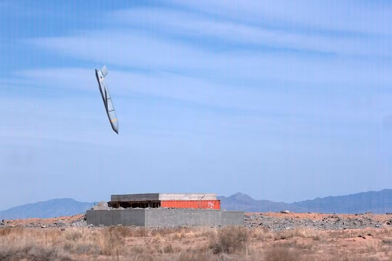 AGM-158A là loại tên lửa hành trình phóng từ trên không, với trọng lượng toàn bộ nặng 975 kg; tên lửa có hình dạng khí động học đặc biệt, có khả năng “tàng hình” trước các loại radar. Tên lửa AGM-158A được trang bị một động cơ phản lực turbojet công suất nhỏ, cho tên lửa đạt tốc độ cận âm, tầm bay tên lửa là 370 km.