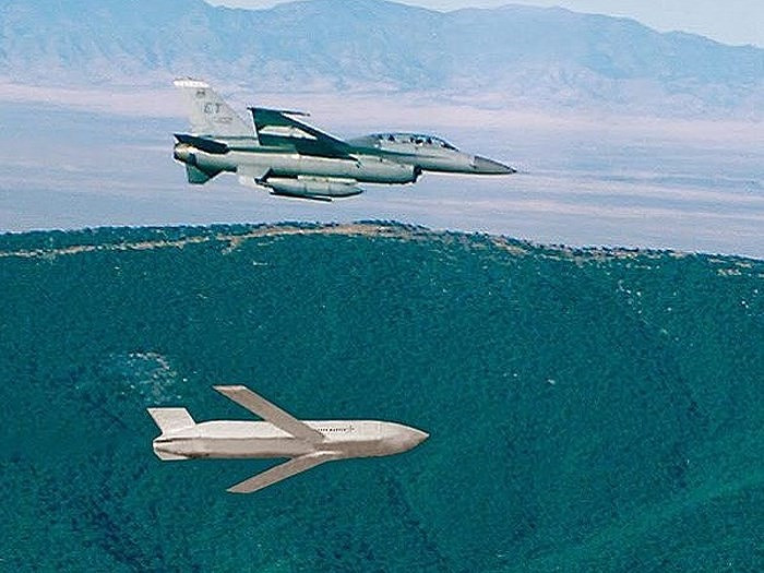 Về thiết kế của hai tên lửa giống nhau 70% và phần mềm giống nhau 95%. Yêu cầu của không quân Mỹ đã được đáp ứng đầy đủ, tầm bắn AGM-158B ước tính tăng gấp 2,5 lần so với AGM-158A. Để tăng tầm bắn, AGM-158B đã tăng thể tích bình nhiên liệu và thay thế động cơ cải tiến.