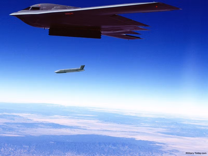 Ngay sau khi đưa vào biên chế, không quân Mỹ đã đánh giá tầm bắn của AGM-158A không đủ giải quyết các nhiệm vụ; do vậy ngay trong năm 2002, dự án JASSM-ER (tầm bắn mở rộng) đã được đưa ra; tên lửa AGM-158A được nâng cấp lên phiên bản AGM-158B với tầm bắn tối đa đến 925 km.