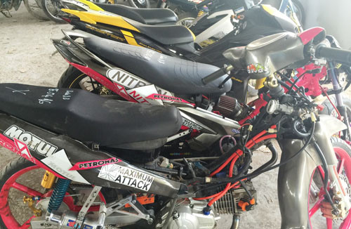 CSGT chan dung vu dua xe trai phep, giu nhieu moto “quai di”-Hinh-4