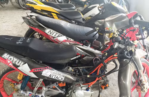 CSGT chan dung vu dua xe trai phep, giu nhieu moto “quai di”-Hinh-4