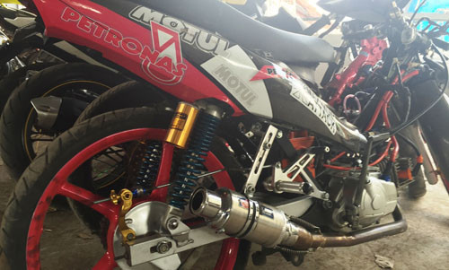 CSGT chan dung vu dua xe trai phep, giu nhieu moto “quai di”-Hinh-2