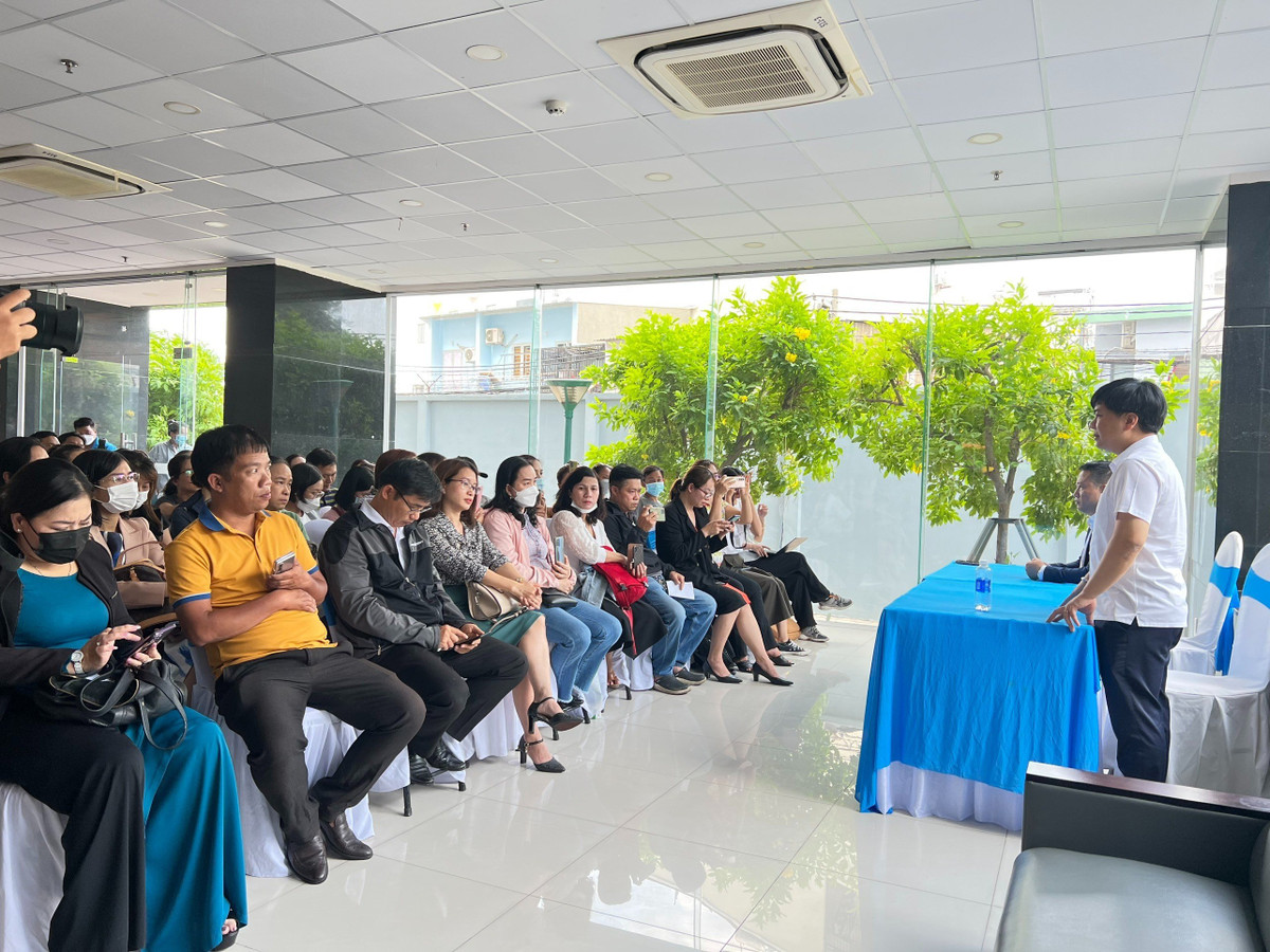 Shark Thủy và BLĐ Apax Leaders đối thoại với phụ huynh ở TP HCM Shark Thuy va BLD Apax Leaders doi thoai voi phu huynh o TP HCM