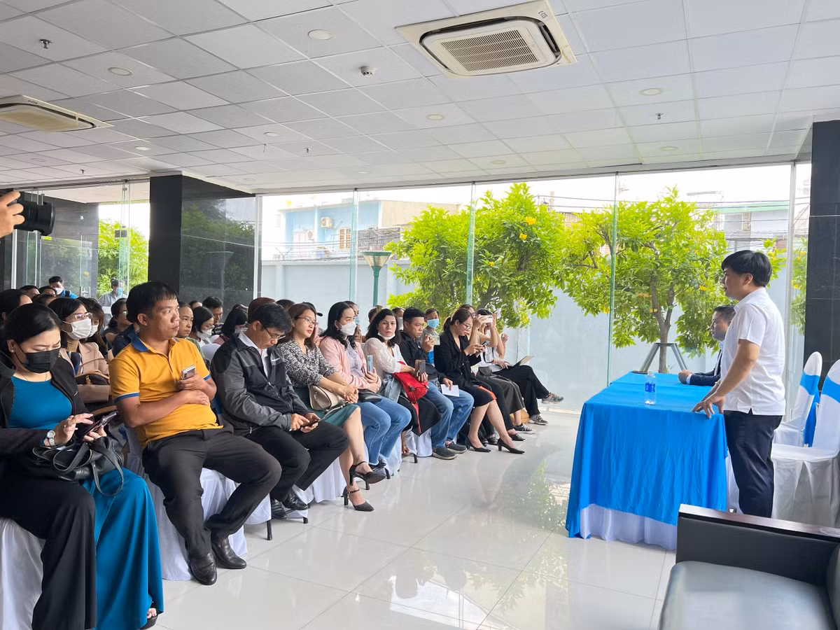 Shark Thuy va BLD Apax Leaders doi thoai voi phu huynh o TP HCM