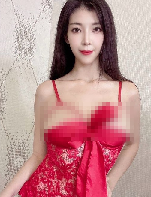 Cô nàng thậm chí còn không hề ngần ngại khi làm người mẫu nội y, review các sản phẩm gợi cảm này.