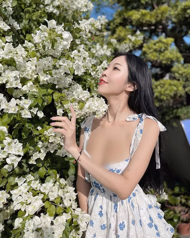 Bất chấp những lời chỉ trích, công kích, La Lỵ vẫn thường xuyên diện đồ mát mẻ để review đồ ăn, địa điểm du lịch, thu hút người xem ngày càng nhiều.