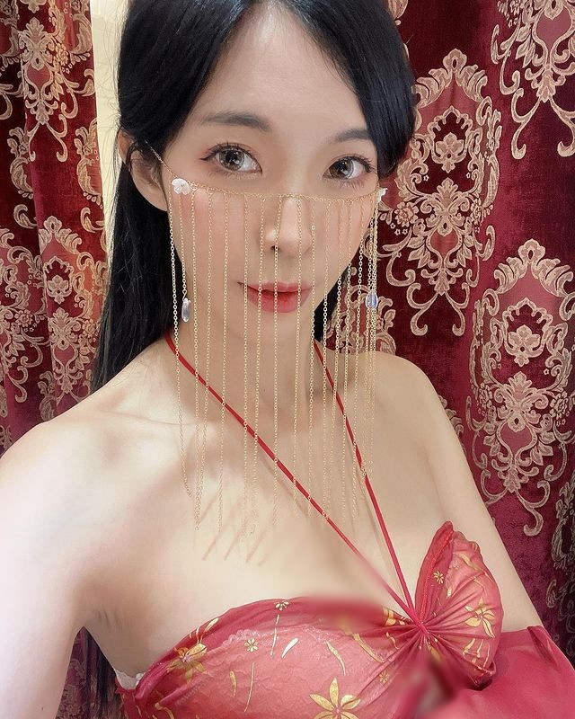 Đặc biệt, khi thực hiện những màn review, hot girl gợi cảm luôn cố hết sức khoe dáng vẻ quyến rũ của cô nàng.