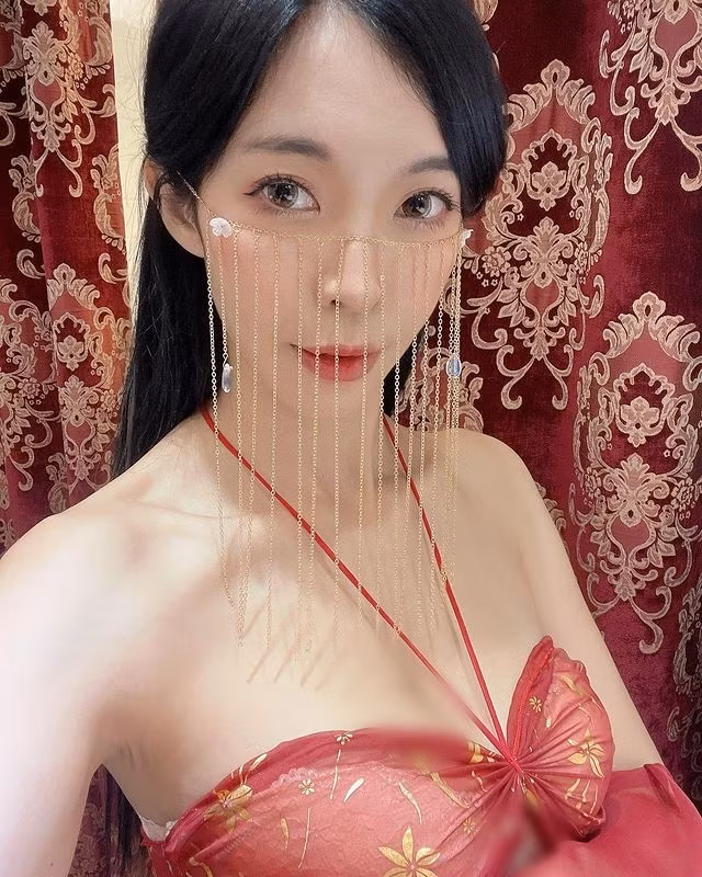 Đặc biệt, khi thực hiện những màn review, hot girl gợi cảm luôn cố hết sức khoe dáng vẻ quyến rũ của cô nàng.