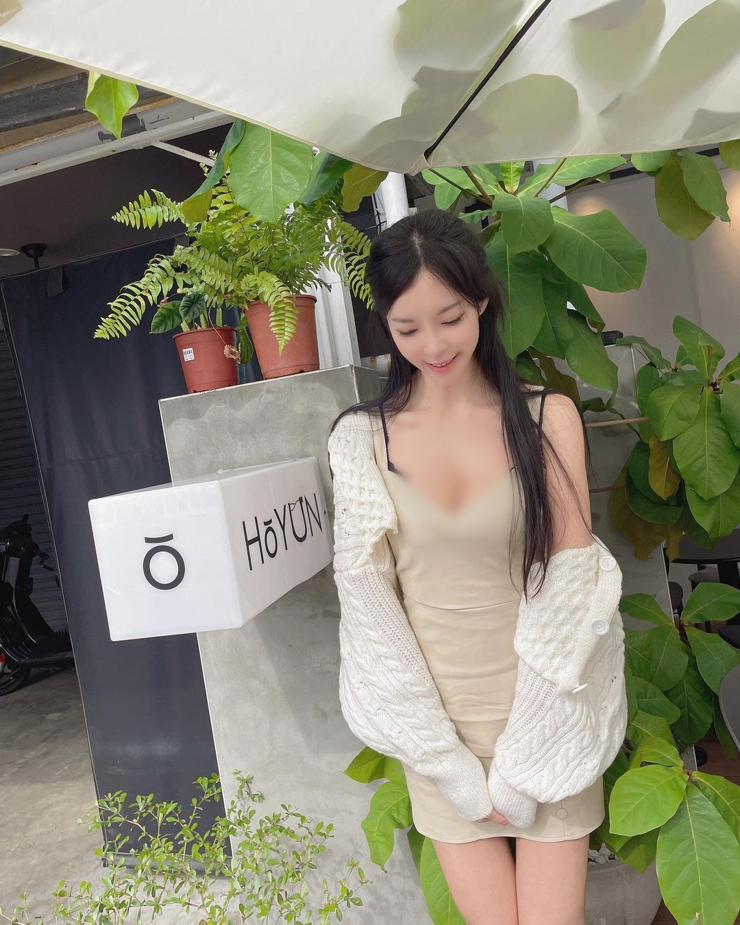 Đặc biệt, bộ ngực cup 36E của cô nàng vô cùng thu hút người nhìn.