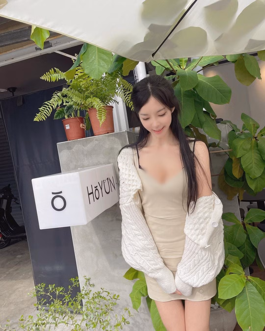 Đặc biệt, bộ ngực cup 36E của cô nàng vô cùng thu hút người nhìn.