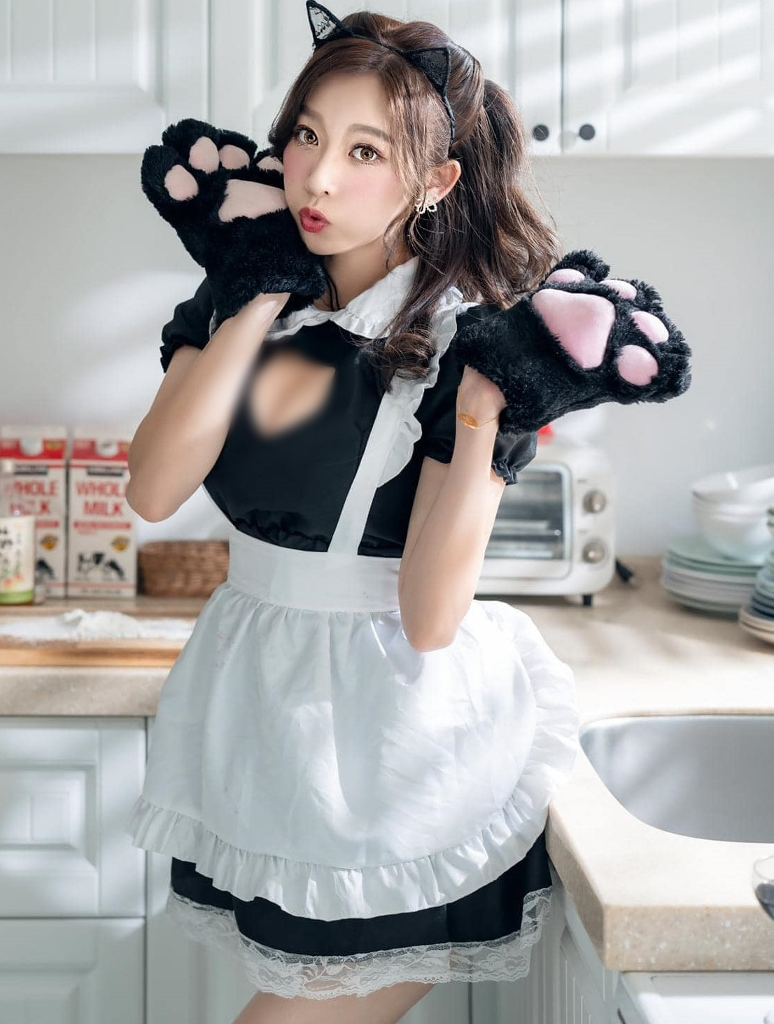 Mới đây, những hình ảnh hoá thân thành nàng mèo hầu gái, chăm chỉ dọn dẹp nhà cửa, tất bật nấu ăn đón Tết Nguyên đán của hot girl Phẩm Du nhận được sự chú ý lớn. (Nguồn ảnh: IG)