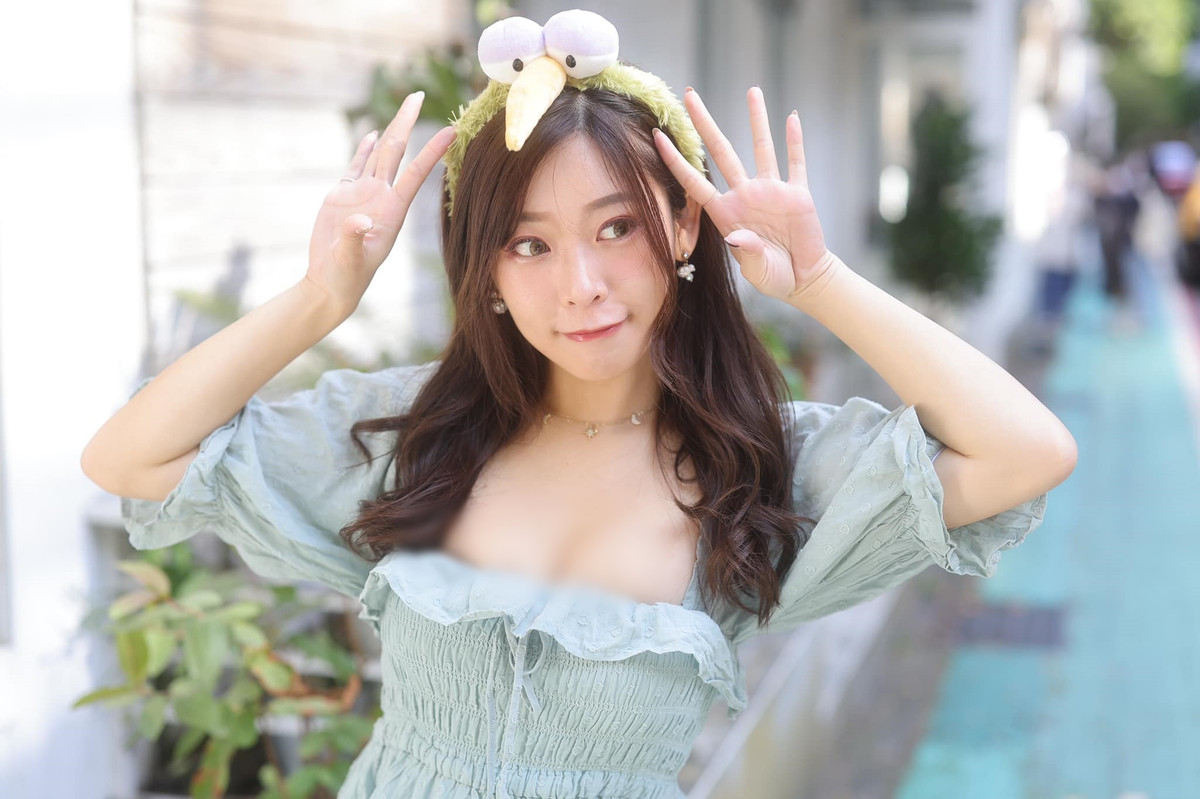 Khi đi dạo phố, Phẩm Du sẽ khiến mọi người phải quay đầu lại ngắm nhìn cô vì quá xinh đẹp, gợi cảm.