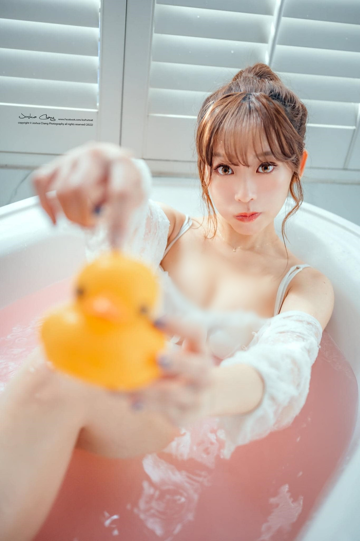 Nói như người hâm mộ của Phẩm Du, cô nàng quả thực chính là hình mẫu lý tưởng của câu nói "ngực khủng eo thon".