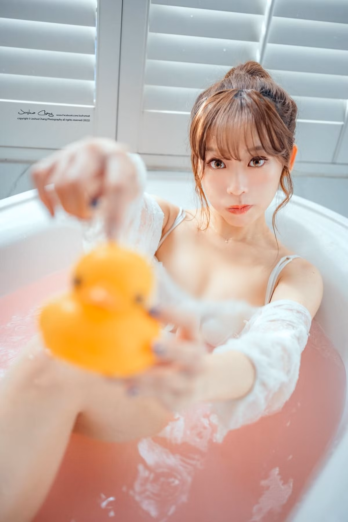 Nói như người hâm mộ của Phẩm Du, cô nàng quả thực chính là hình mẫu lý tưởng của câu nói "ngực khủng eo thon".