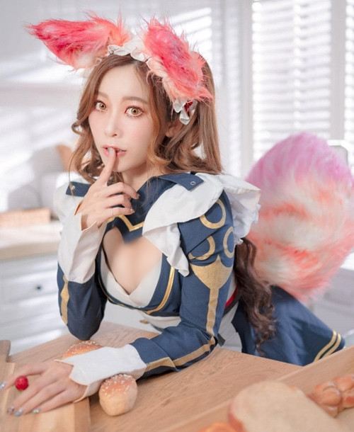 Cô nàng sở hữu khuôn mặt tinh xảo như búp bê, làn da trắng nõn mịn màng và đặc biệt là thân hình đồng hồ cát đẹp mê mẩn.