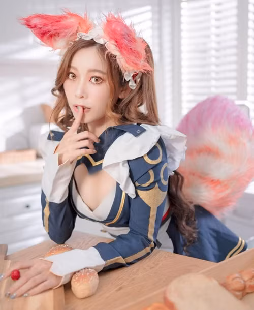 Cô nàng sở hữu khuôn mặt tinh xảo như búp bê, làn da trắng nõn mịn màng và đặc biệt là thân hình đồng hồ cát đẹp mê mẩn.