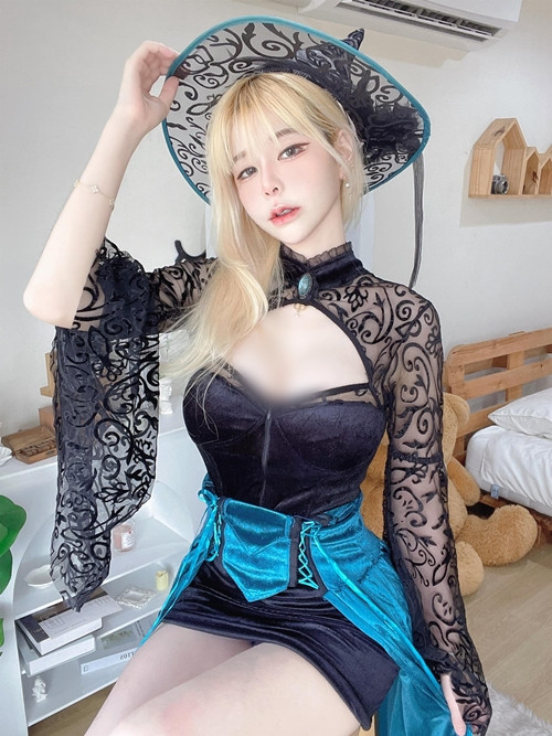 Sau đó, Pang Pong đã lên tiếng giải thích, những hình ảnh đó được cô nàng chụp theo concept "tình người duyên ma", cosplay một bộ phim kinh dị.