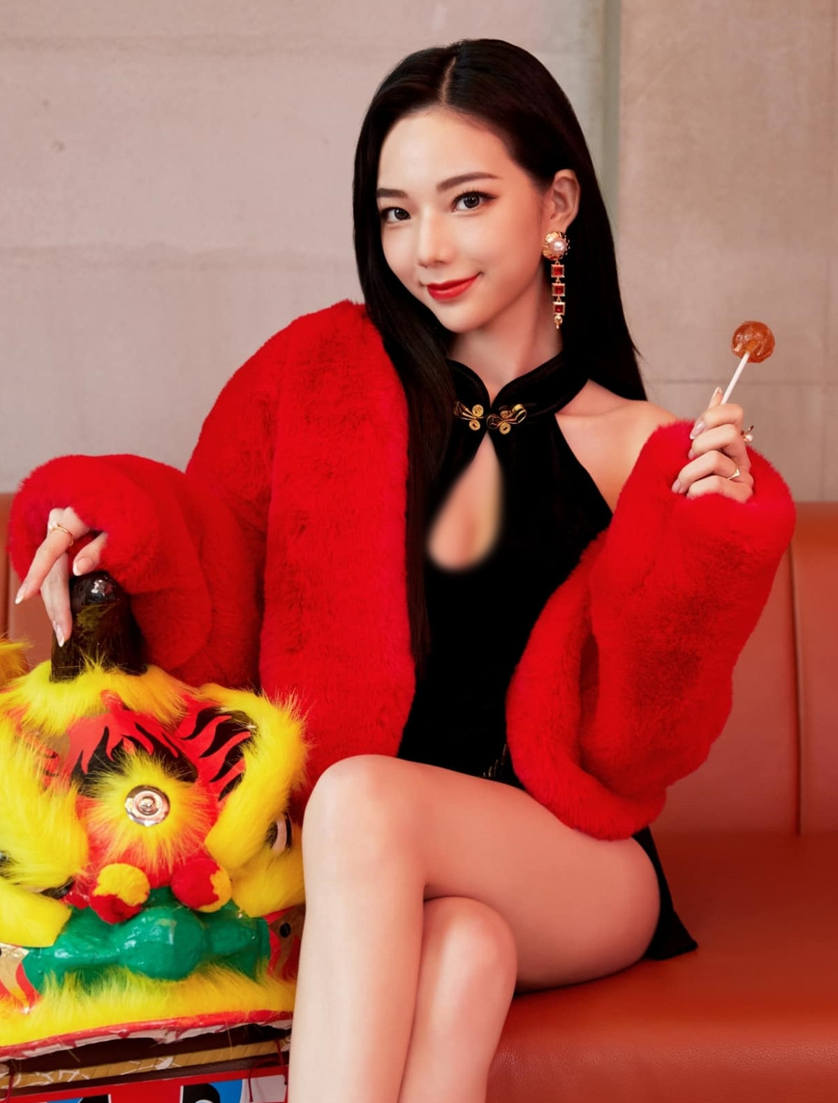 Những hình ảnh đỏ rực màu Tết của hot girl Thu Thu thực sự nhận được sự chú ý rất lớn, đa số mọi người đều tán dương nhan sắc của cô nàng.