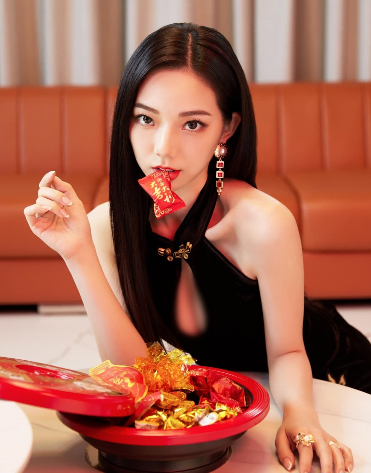 Đồng thời, những hình ảnh đón Tết Nguyên đán của Thu Thu là chuẩn mực, gợi cảm vừa phải, không quá hở hang, phản cảm.