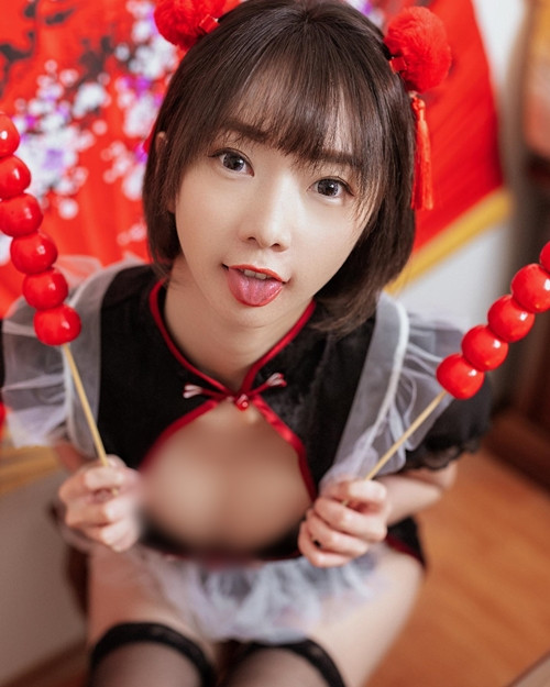 Tuy vậy, cũng có không ít người thấy hình ảnh của Ưu Bảo có phần phản cảm, hở hang, không phù hợp với không khí Tết cổ truyền.