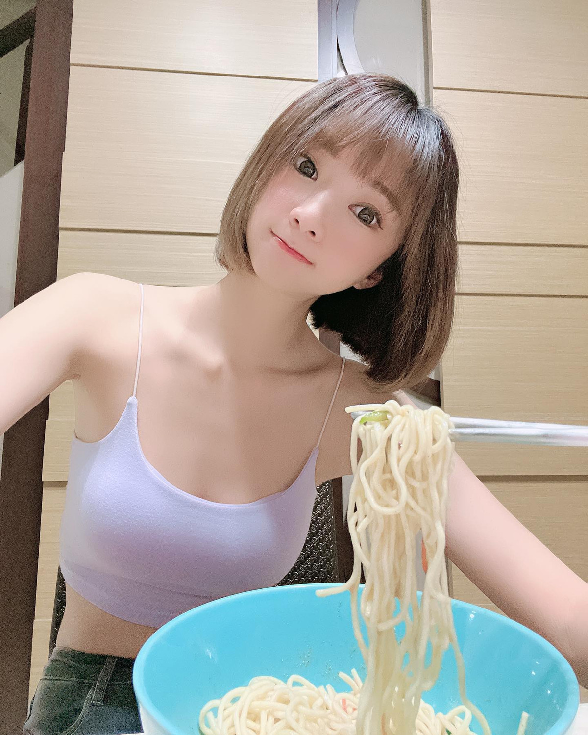 Thi thoảng, Ưu Bảo cũng khoe khẩu phần ăn của mình và cho biết, ngoài những bữa ăn lành mạnh, thi thoảng cô nàng cũng ăn theo ý thích.