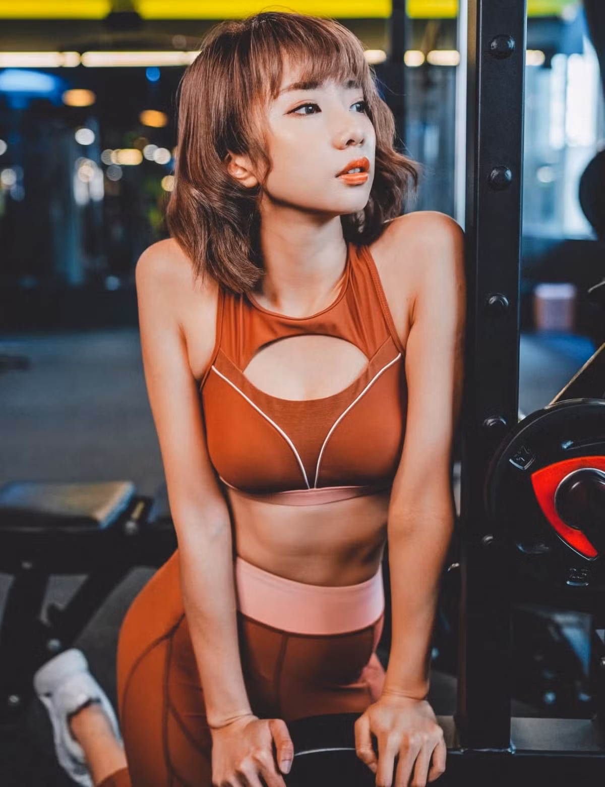 Trước đó, hình ảnh hot girl gợi cảm tạo dáng ở phòng thể hình, khoe tập luyện quyền anh để độ dáng đón Tết cũng được đón nhận nhiệt tình.