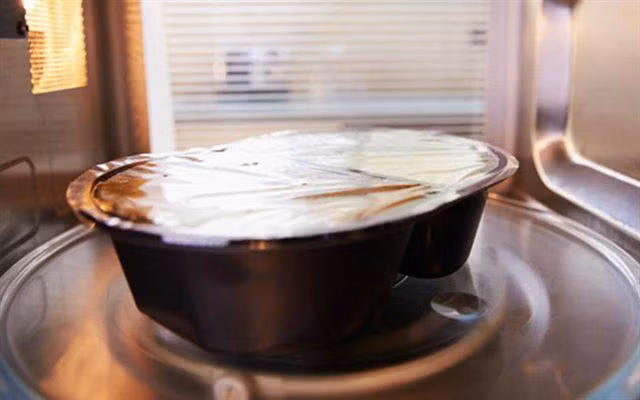 Dung mang boc thuc pham, dung bao gio mac sai lam sau-Hinh-2