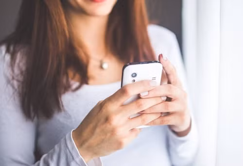 Con gái suốt ngày nghịch điện thoại, bố làm điều đáng sợ Con gai suot ngay nghich dien thoai, bo lam dieu dang so