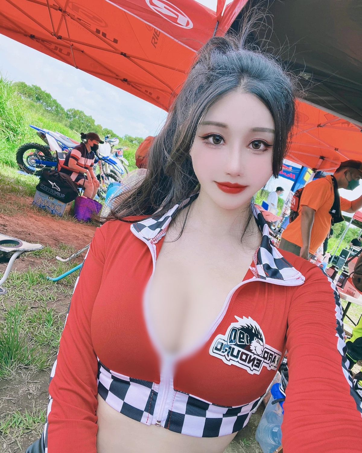 Theo người hâm mộ của Hạ Tiểu Doãn, họ mong chờ cô nàng từng bước phát triển hình ảnh, trở nên thu hút hơn.