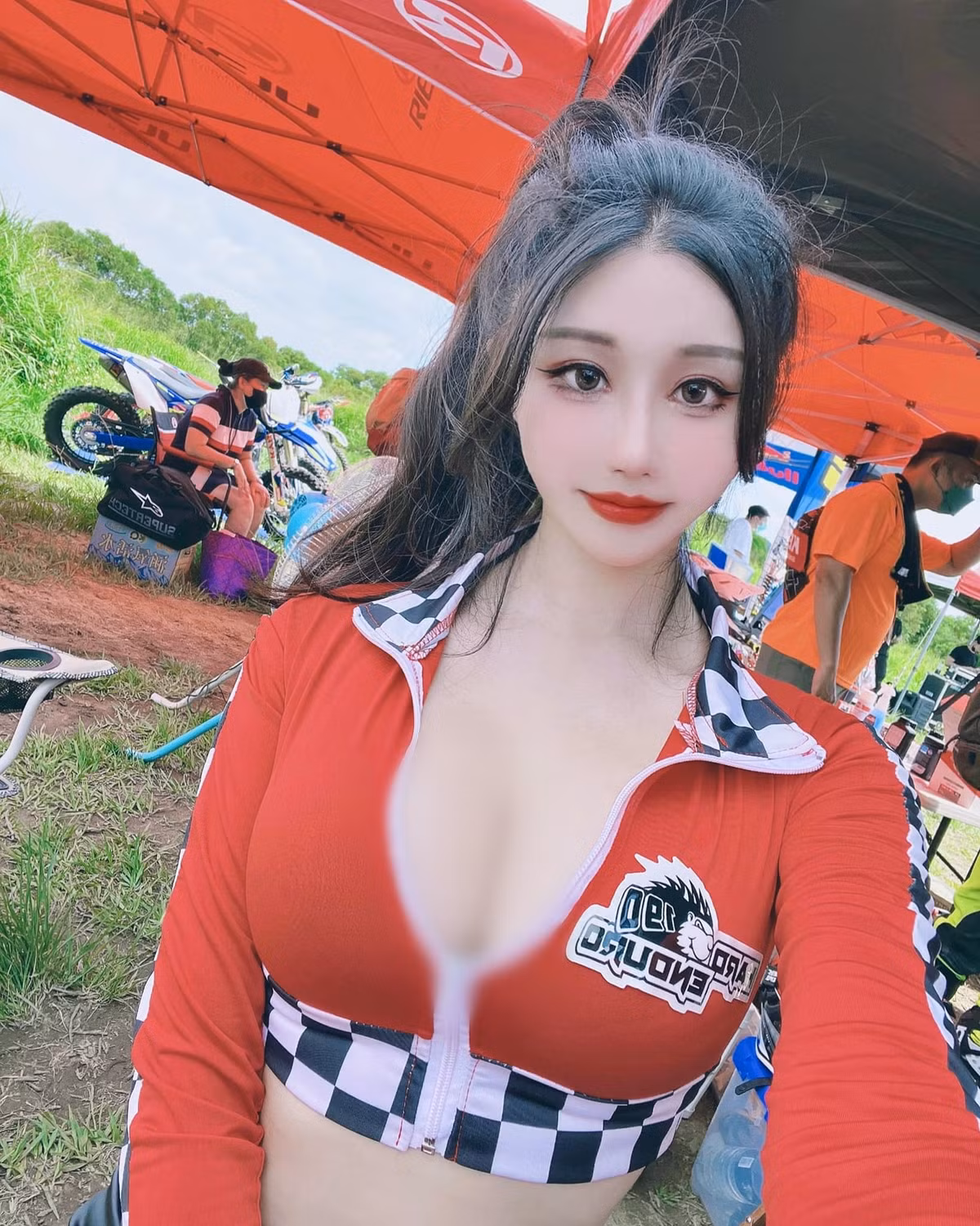 Theo người hâm mộ của Hạ Tiểu Doãn, họ mong chờ cô nàng từng bước phát triển hình ảnh, trở nên thu hút hơn.